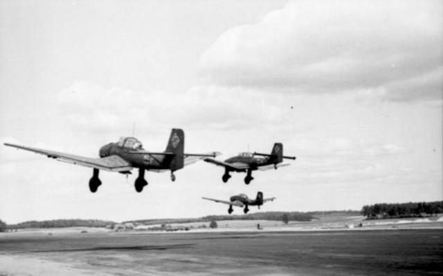 Two planes flying low black free wallpaper for desktop - medium preview image