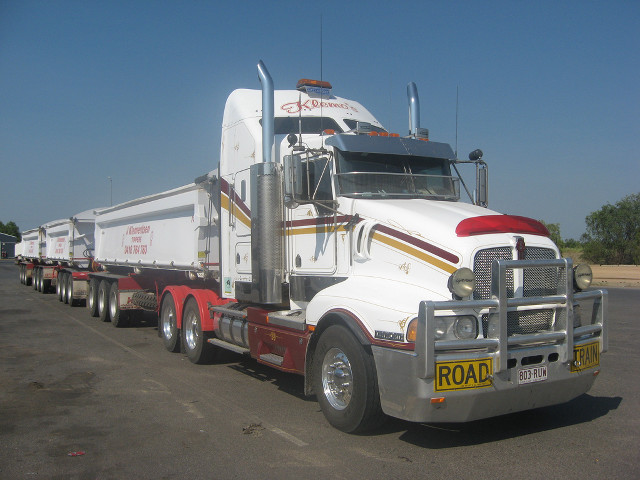 Semi truck trailer parked parking free wallpaper for desktop - medium preview image