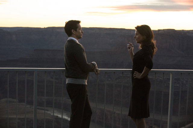 Man woman balcony valley mountains free wallpaper for desktop - medium preview image