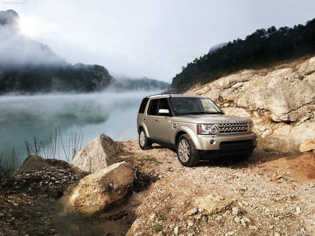 Silver land rover rocky cliff free wallpaper for desktop - medium preview image