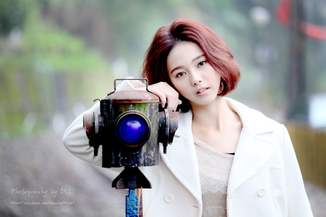 Woman camera portrait bokeh redhair free wallpaper for desktop - medium preview image