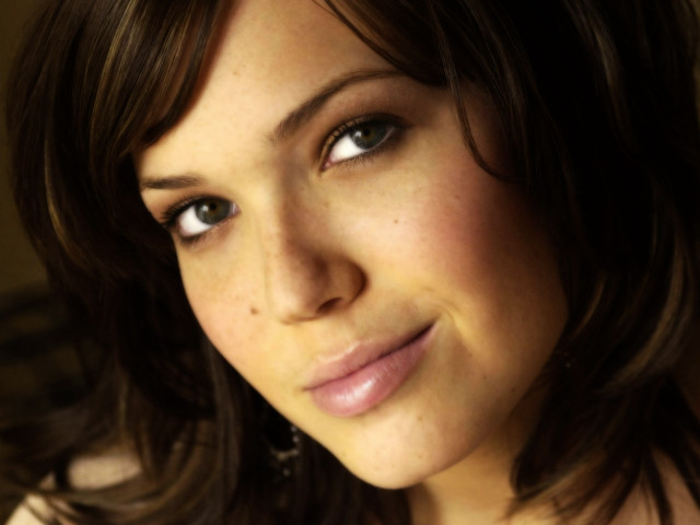 Woman necklace posing picture cellphone free wallpaper for desktop - medium preview image