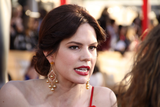 Woman red dress red lip free wallpaper for desktop - medium preview image