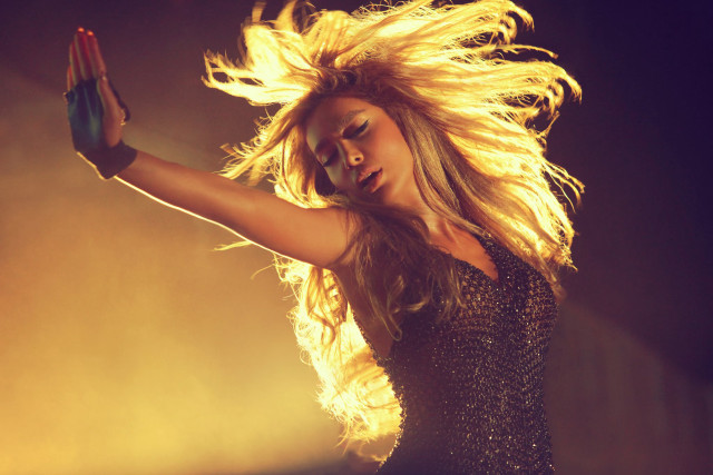 Woman dancing stage hands air free wallpaper for desktop - medium preview image