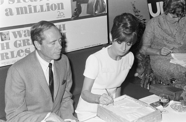 Man woman signing papers table free wallpaper for desktop - medium preview image