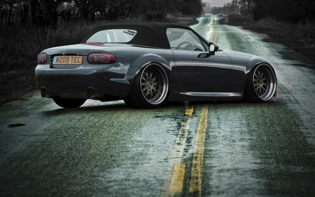 Car parked rain top down free wallpaper for desktop - medium preview image