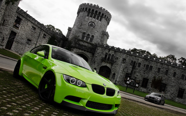 Green car castle clock tower free wallpaper for desktop - medium preview image