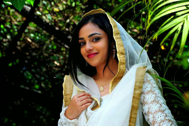 Woman white gold sari pose free wallpaper for desktop - medium preview image