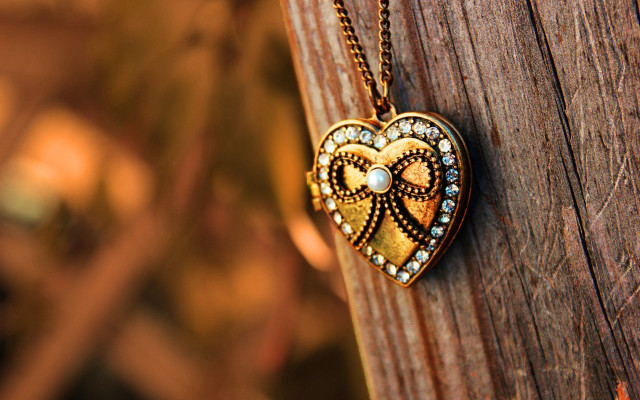 Heart shaped pendant wooden post free wallpaper for desktop - medium preview image