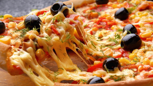Pizza olives tomatoes cheese lift free wallpaper for desktop - medium preview image