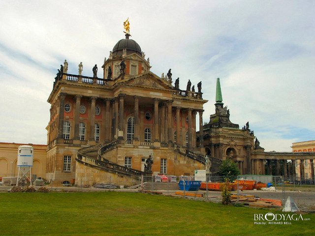 Large building green lawn clock #2 free wallpaper for desktop - medium preview image