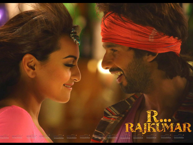 Man woman smiling raahmaar movie free wallpaper for desktop - medium preview image