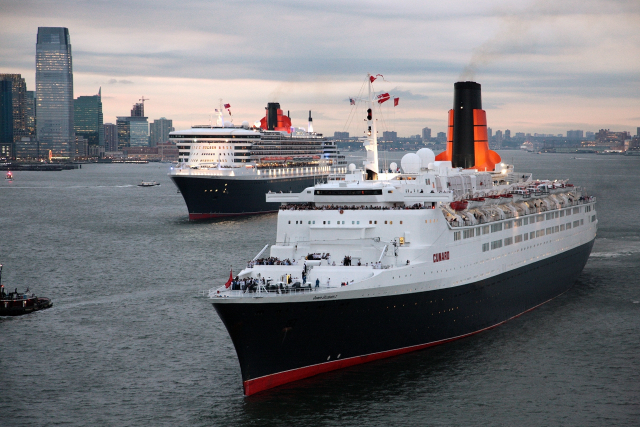 Cruise ships city skyline waterfront free wallpaper for desktop - medium preview image