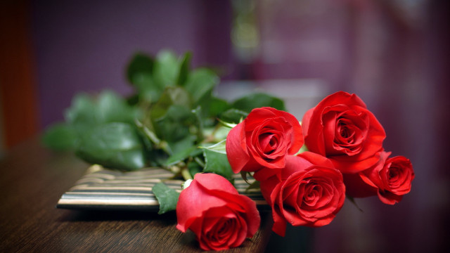 Red roses table gold bar #4 free wallpaper for desktop - medium preview image