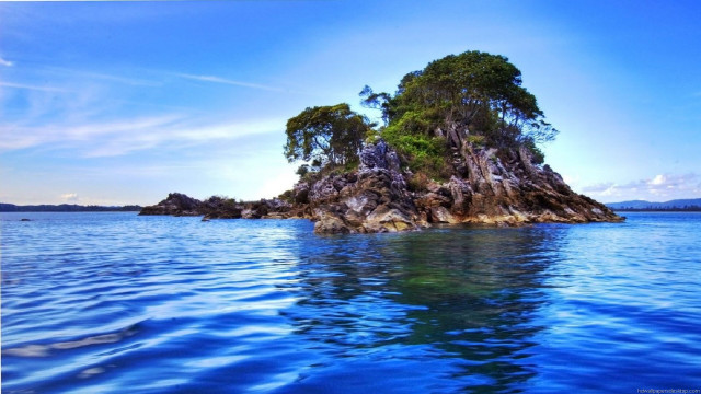 Small island ocean trees water free wallpaper for desktop - medium preview image