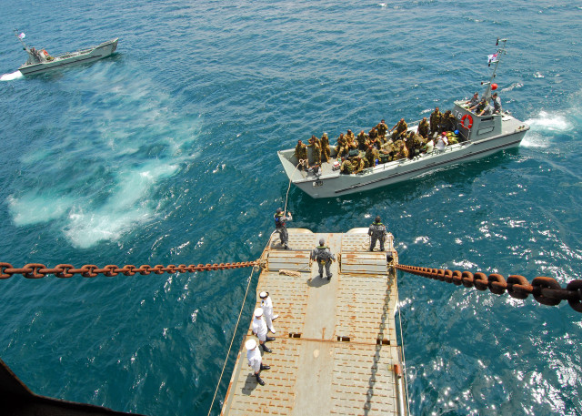 Boat people water chain background free wallpaper for desktop - medium preview image