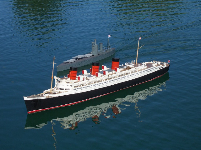 Large boat red sails flag free wallpaper for desktop - medium preview image