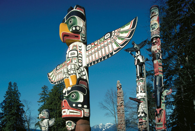 Totem pole sculpture mountain forest free wallpaper for desktop - medium preview image