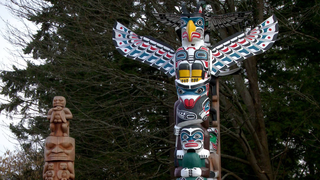 Totema bird sculpture forest lake free wallpaper for desktop - medium preview image