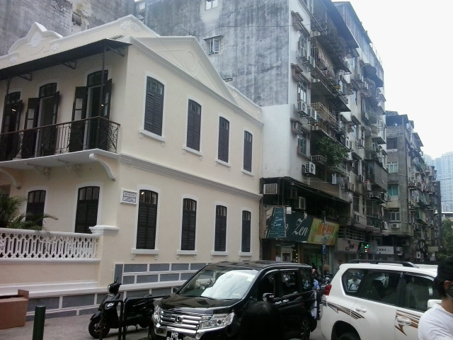 Car parked building balconies motorcycle free wallpaper for desktop - medium preview image