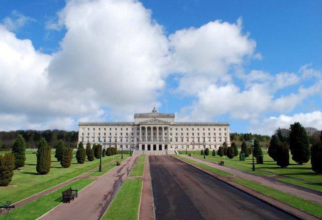 Large white building driveway park free wallpaper for desktop - medium preview image