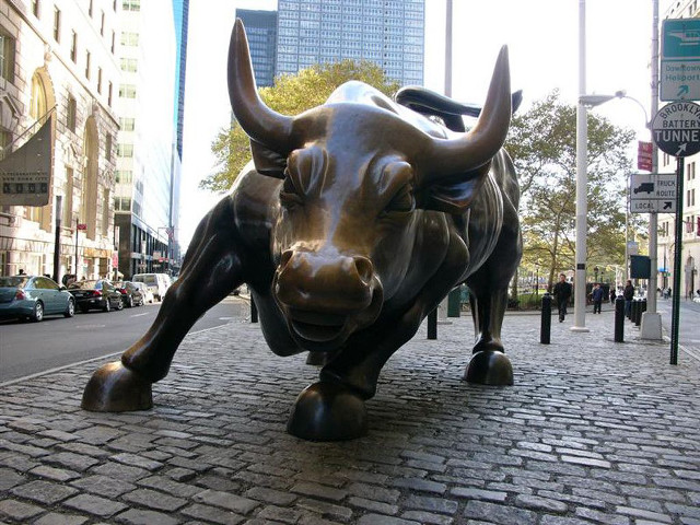 Bull statue city brick street free wallpaper for desktop - medium preview image