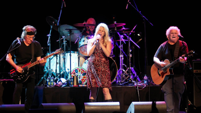 Woman singing microphone men guitar free wallpaper for desktop - medium preview image