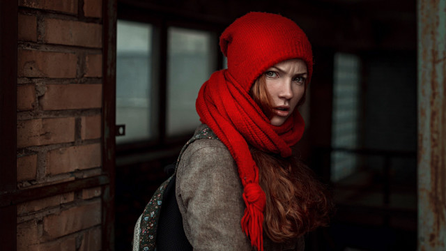Woman red scarf red hat free wallpaper for desktop - medium preview image