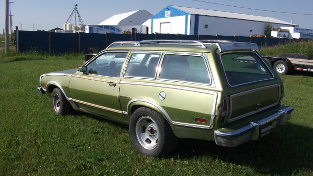 Green station wagon trailer barn free wallpaper for desktop - medium preview image