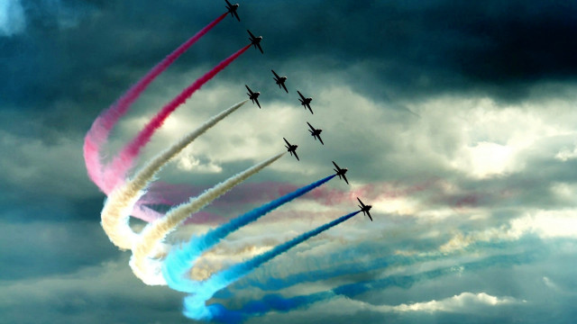 Airplanes flying formation colored smoke #3 free wallpaper for desktop - medium preview image