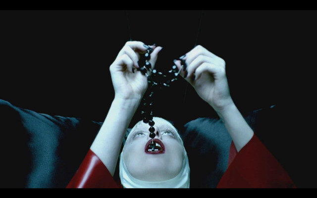 Woman hands chain mouth open free wallpaper for desktop - medium preview image