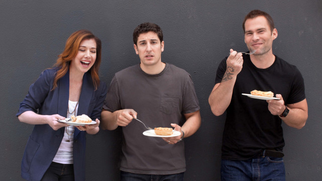 Three people eating food plates free wallpaper for desktop - medium preview image