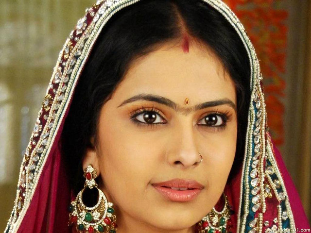 Woman red green outfit veil free wallpaper for desktop - medium preview image