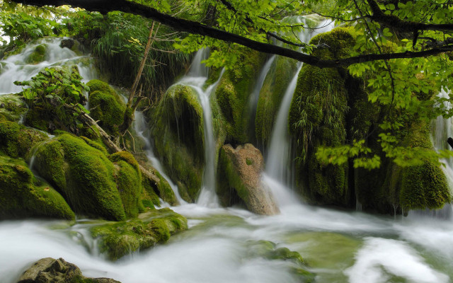Waterfall mossy rocks flowing water free wallpaper for desktop - medium preview image