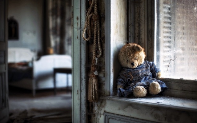 Teddy bear window sill room free wallpaper for desktop - medium preview image