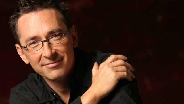 Man glasses smiling portrait precisionism free wallpaper for desktop - medium preview image