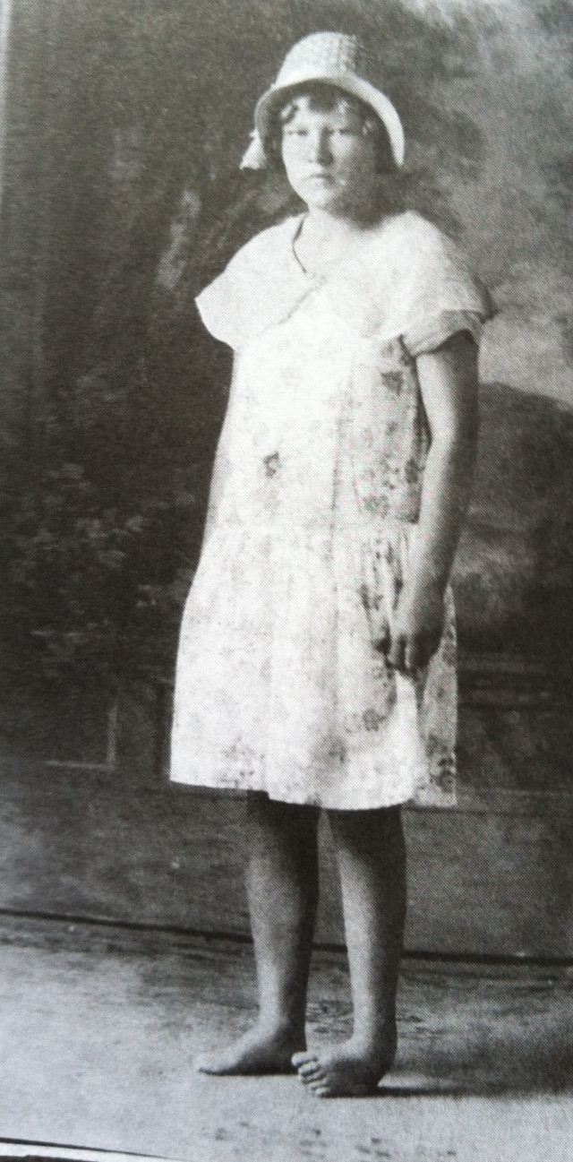 Young girl dress hat posing free wallpaper for mobile - medium preview image