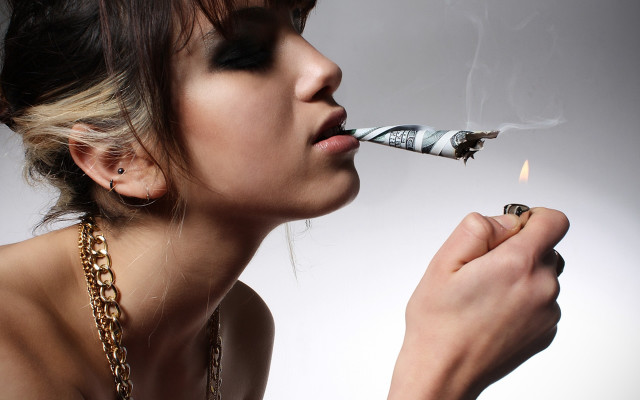Woman smoking cigarette chain necklace free wallpaper for desktop - medium preview image