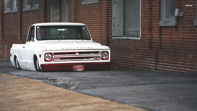 White truck brick building street free wallpaper for desktop - medium preview image