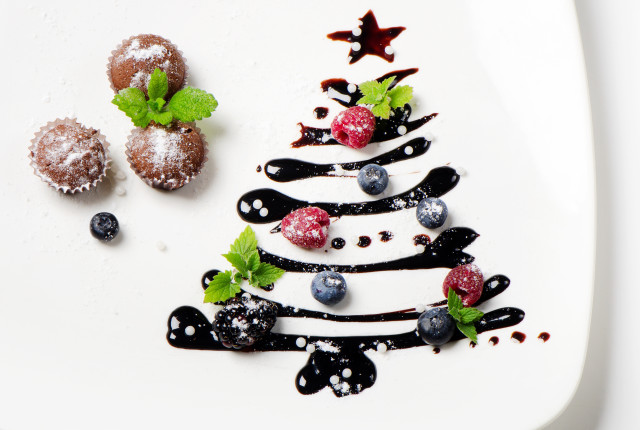 Christmas tree dessert berries mint free wallpaper for desktop - medium preview image