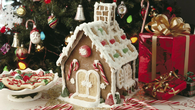 Gingerbread house christmas tree cookies free wallpaper for desktop - medium preview image