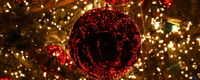 Christmas tree red ball lights #5 free wallpaper for desktop - medium preview image