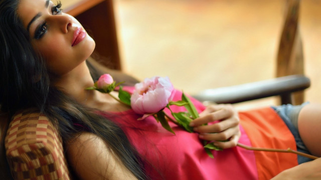Woman laying flower pink rose free wallpaper for desktop - medium preview image