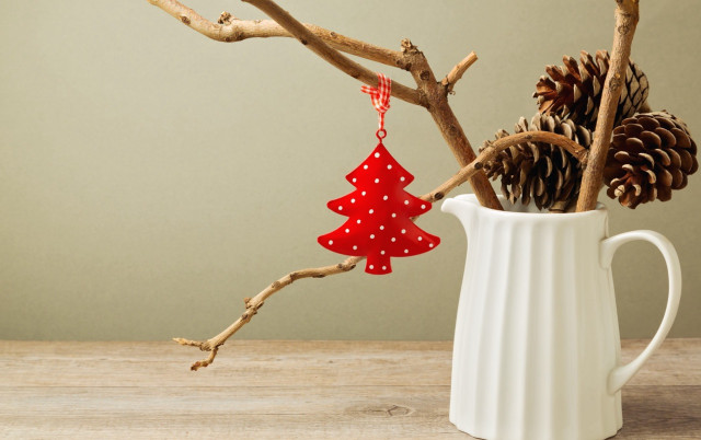 White vase red ornament christmas free wallpaper for desktop - medium preview image