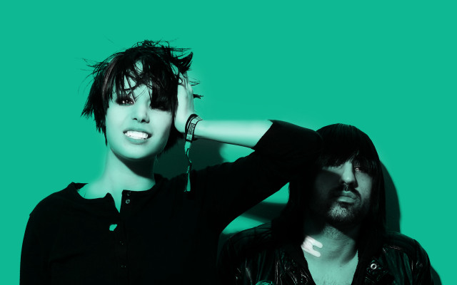 Man woman pose picture green free wallpaper for desktop - medium preview image