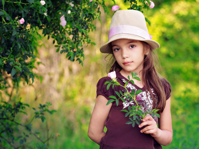 Little girl holding flower hat free wallpaper for desktop - medium preview image