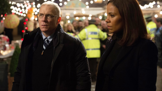 Man woman crowded area lights free wallpaper for desktop - medium preview image