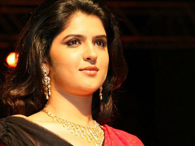 Woman red black sari necklace free wallpaper for desktop - medium preview image