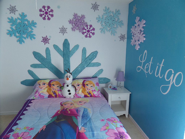 Frozen princess bed comforter pillow free wallpaper for desktop - medium preview image