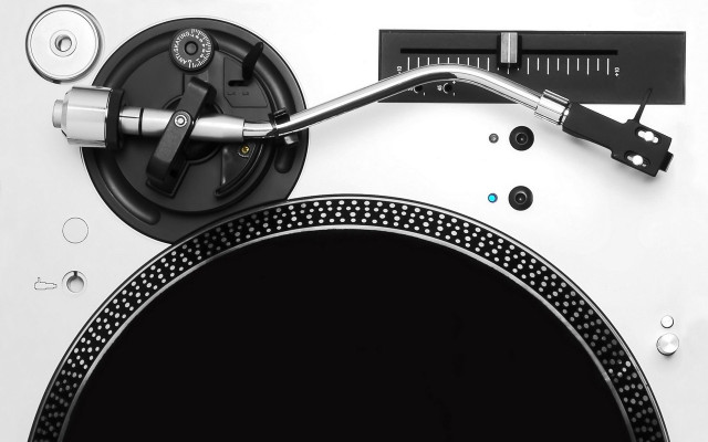 Turntable black white background clock free wallpaper for desktop - medium preview image